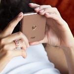Llega a Argentina la edición especial del motorola razr 50 ultra en el Color del Año 2025 de Pantone: Mocha Mousse