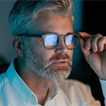 Luz azul de las pantallas: beneficios, riesgos y cuándo limitar la exposición