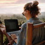 Cómo proteger tus datos cuando viajas con una laptop